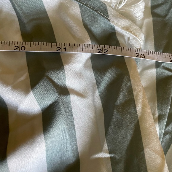 SOLD Bloomchic Women's Size 18-20 Green & White Striped Cold Shoulder Top - Picture 9 of 11